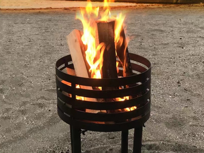 無骨でワイルド！料理もできる鉄製「アイアン頑丈焚き火台」