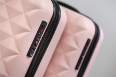 海外旅行にスーツケースカバーがあるとベター！元添乗員おすすめのカバー＆アイテム12選