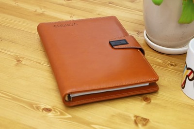 スマホの充電もできる多機能システム手帳『ERENOA(エレノア)』