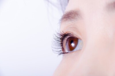 生え際と先端を1本でWケア！まつ毛美容液「まつ毛デラックスWMOA（ウモア）」