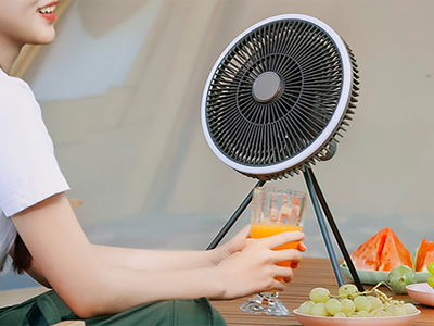 キャンプにも日常使いにも！ 場所を選ばない扇風機「多機能アウトドアファン」