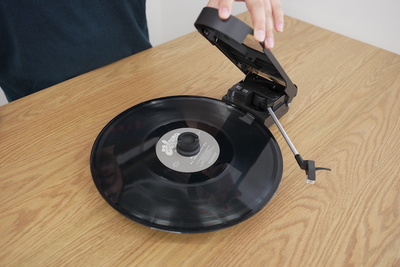 どこでもレコードが楽しめる！レトロでかわいいレコードプレイヤー『サウンドバーガー』【半歩未来のライフスタイル】