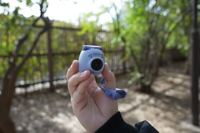 気軽に持ち運んで撮影できる！便利な機能満載の手のひらサイズカメラ『INSTAX Pal』【半歩未来のライフスタイル】