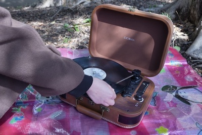 持ち運びに便利！レトロでおしゃれなトランクケース型レコードプレーヤー『リチャージャブルレコードプレーヤー』【半歩未来のライフスタイル】