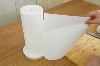 料理中の強い味方！片手で使えてコンパクトに収納できる『キッチンペーパーホルダー』【半歩未来のライフスタイル】