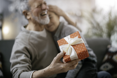 敬老の日に孫から贈るプレゼント10選 人気のお菓子や写真入りグッズも