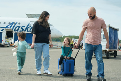 移動時間もワクワクに？ 子供を乗せて移動できるキャリーバッグ「The Trolley」