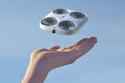 手のひらから大空へ、どこでも使える小型セルフィードローン「ME Drone」