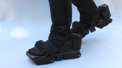 履くだけで没入！ 機器設置スペース不要のVRゲーム用シューズ「Freeaim VR Shoes」