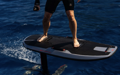 気分は海鳥？ 水上を浮かぶように走行する電動サーフボード「Awake VINGA Adventure」